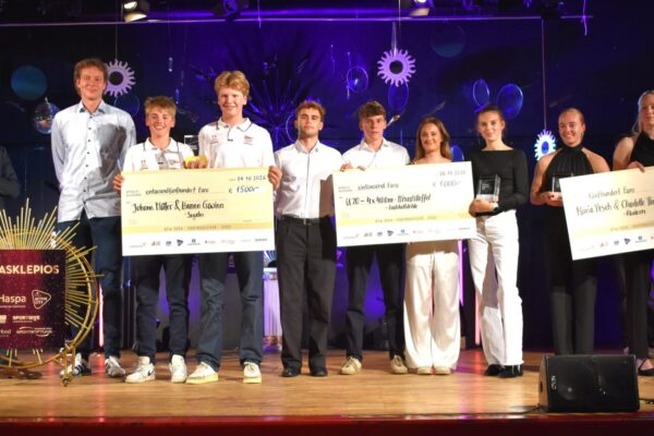 Verdienter Lohn für herausragende Leistungen in der vergangenen Saison: Die Ehrung der drei besten Teams führten Hamburgs Innen- und Sportsenator Andy Grote und Beachvolleyballer Nils Ehlers durch
